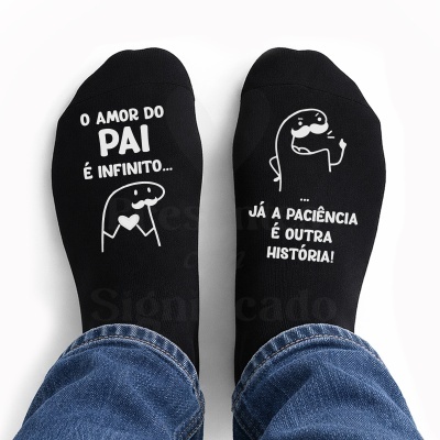 Meias pretas com ilustrações brancas e frases divertidas sobre o pai