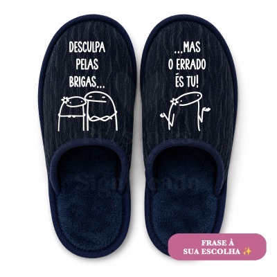 Chinelos azuis com frases e desenhos brancos sobre fundo branco