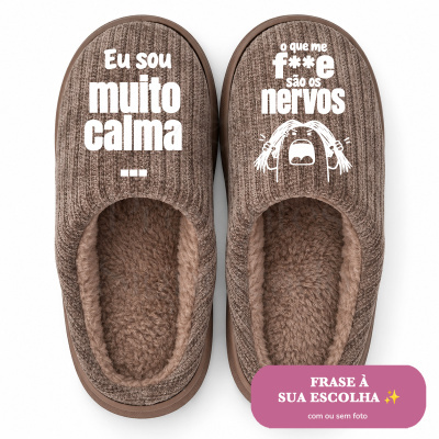 Chinelos castanhos com frases e personagem caricata