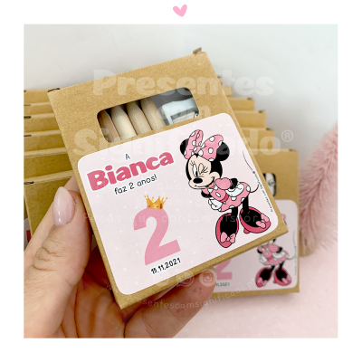 Caixa de cartão com giz de cera e etiqueta personalizada Minnie Mouse em rosa.