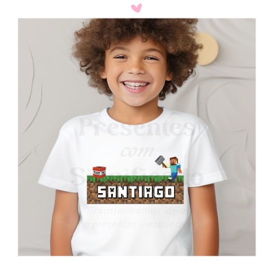 Camiseta branca com estampa de videojogo e texto 'SANTIAGO'