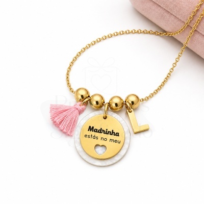 Colar dourado com pendentes e tassel cor de rosa
