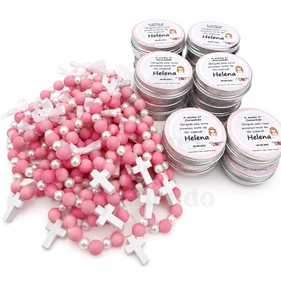Terços rosa com pérolas brancas e latas com rótulo de comunhão