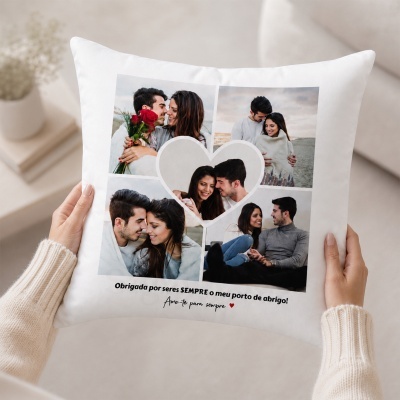 Almofada branca com várias fotos de casal e texto impresso em português.