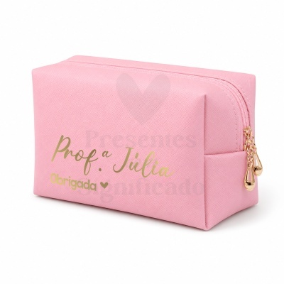 Estojo retangular rosa com fecho de correr dourado e texto personalizado na frente