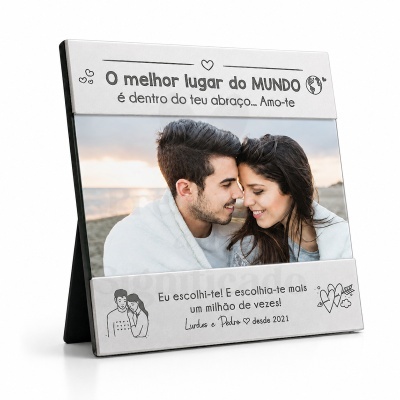 Moldura de foto prateada com mensagem de amor e foto de casal abraçado na praia