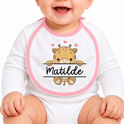 Babete branco com bordas rosas e desenho de girafa com nome Matilde
