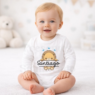 Body bebé branco com estampa de leão e o nome Santiago