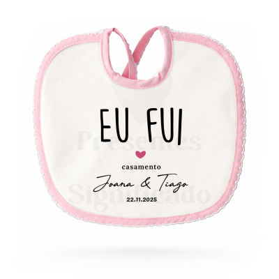Babete de bebé branco com borda rosa e texto personalizado de casamento.