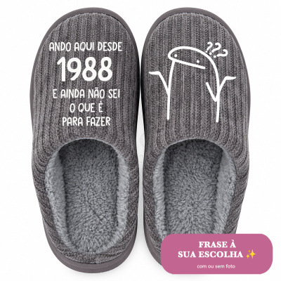 Par de chinelos cinzentos com texto e desenho branco