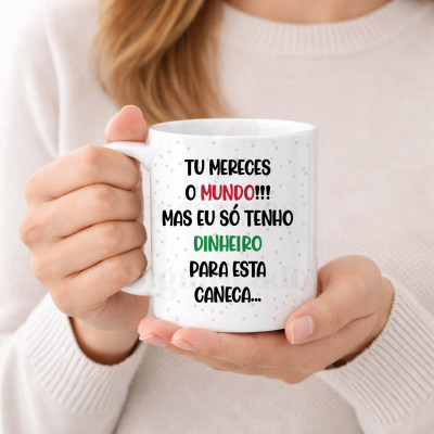Caneca branca com texto colorido em português segurada por uma pessoa com camisola creme