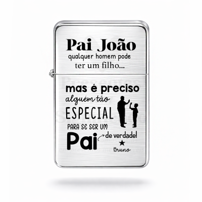 Isqueiro metálico prateado com gravação preta e texto personalizado para pai