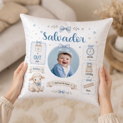 Almofada branca decorativa com informações de nascimento e imagem de bebé