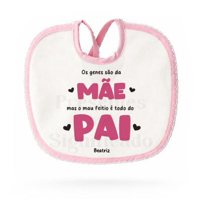 Babete branco com borda rosa e texto impresso com corações