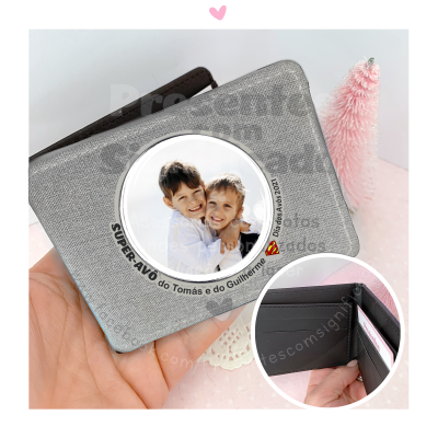 Carteira cinza texturizada com foto de dois meninos e texto SUPER-AVÔ, com interior preto para cartões num fundo branco com enfeite rosa.