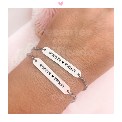 Pulseiras de prata com placas gravadas com coordenadas geográficas e coração