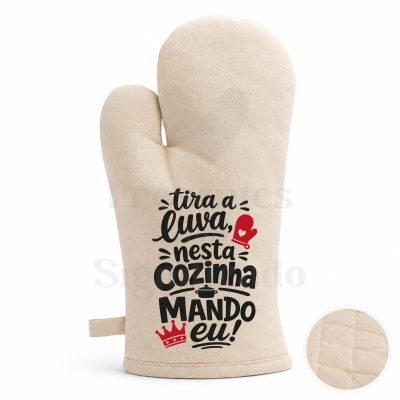 Luva de forno bege com texto e ilustrações em preto e vermelho.