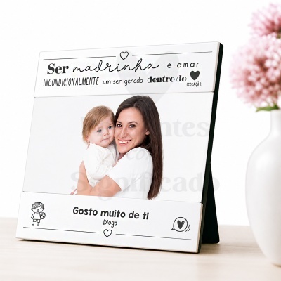 Espelho de mesa branco com texto e desenho, refletindo mulher a segurar bebé.