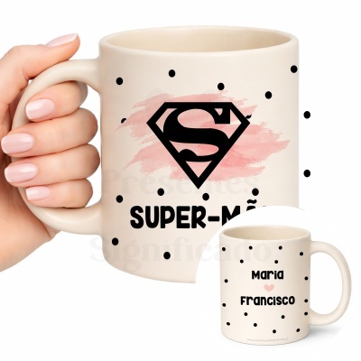 Caneca creme com padrão de pontos pretos, símbolo S e texto SUPER-MÃE, nomes Maria e Francisco no verso