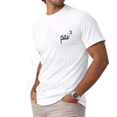 T-shirt branca com estampa pai³ e coração cinza claro vestida por modelo masculino