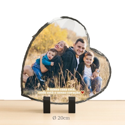 Lâmina de pedra em forma de coração com fotografia de família e texto inspirador