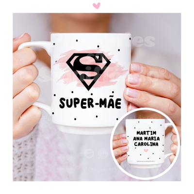 Caneca branca com texto e símbolos 'SUPER-MÃE' e nomes 'MARTIM ANA MARIA CAROLINA'