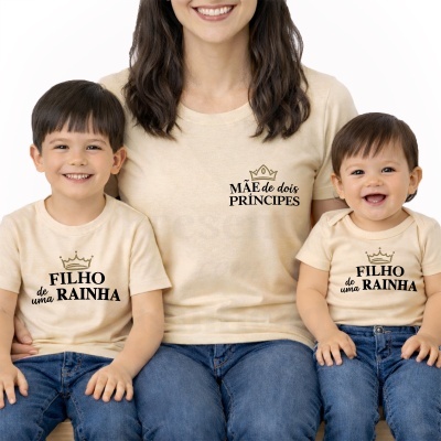Conjunto de t-shirts bege com texto MÃE de dois PRÍNCIPES e FILHO de uma RAINHA e coroas douradas, fundo branco.