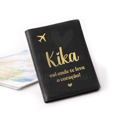Capa de passaporte preta com texto personalizado em dourado