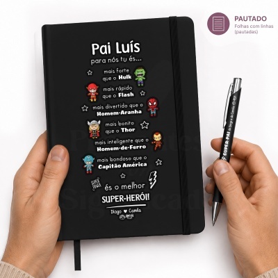 Caderno preto com capa personalizada de super-heróis e caneta preta com texto personalizado