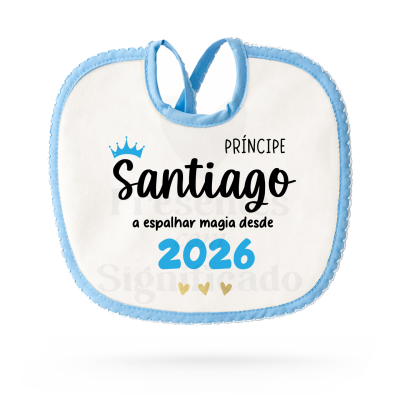 Babete branco com borda azul e texto decorativo para bebé
