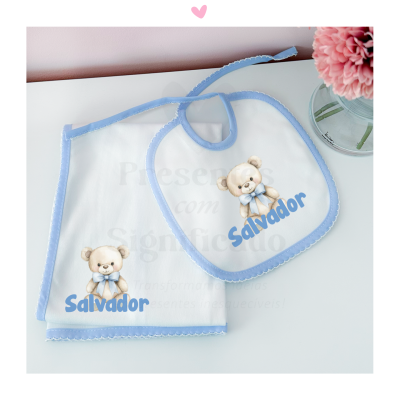 Babete e toalha branca com borda azul e urso com nome Salvador