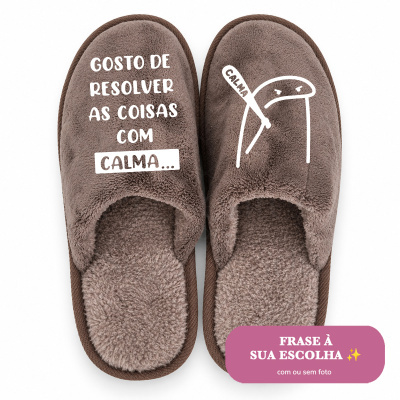 Chinelos castanhos felpudos com texto e desenho branco