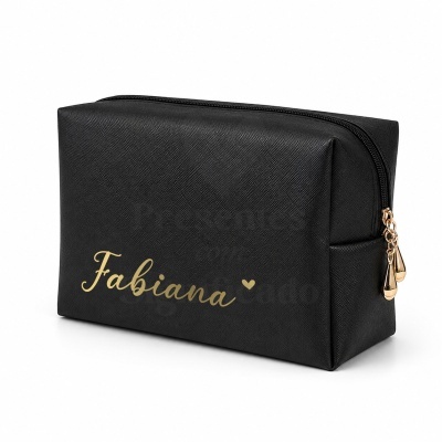 Bolsa preta com nome Fabiana em dourado e fecho de correr com puxadores dourados