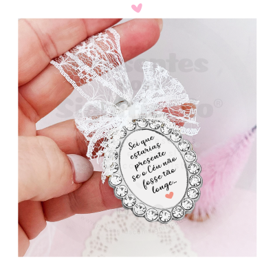 Adorno com texto em medalhão rodeado de pedras e laço de renda branca