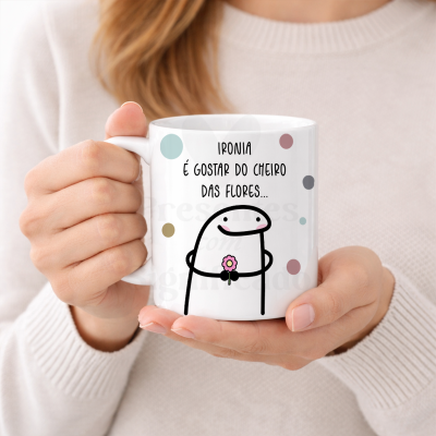 Caneca branca com ilustração de personagem e texto em português