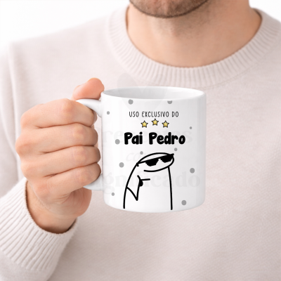 Caneca branca com texto e desenho impresso