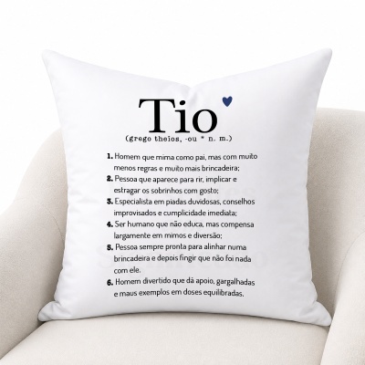 Almofada branca com texto explicativo sobre o termo Tio e um pequeno coração azul