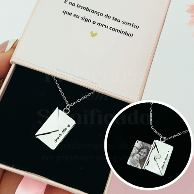 Colar envelope prateado com gravação Amo-te Mãe em caixa de presente rosa