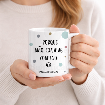 Caneca branca com texto e padrão de pontos coloridos em mãos femininas