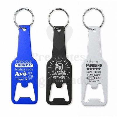 Três abridores de garrafa chaveiro azul, preto e branco com mensagens personalizadas em português