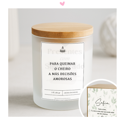Vela aromática branca com tampa de madeira e etiqueta com texto em português