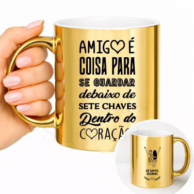 Caneca dourada metálica com texto em português e uma ilustração de duas pessoas nas costas.