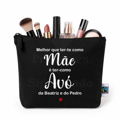 Bolsa de maquilhagem preta com texto personalizado em branco e cosméticos dentro