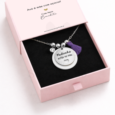 Colar prateado com medalhas redondas e pendente roxo em caixa rosa com texto