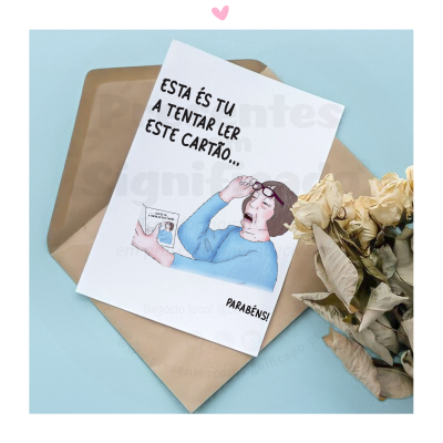 Cartão de felicitações branco com texto e ilustração, envelope castanho e flores secas sobre superfície azul