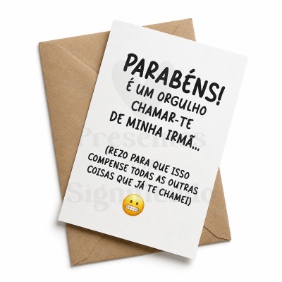 Cartão de felicitações branco com texto em português e emoji, sobre envelope castanho