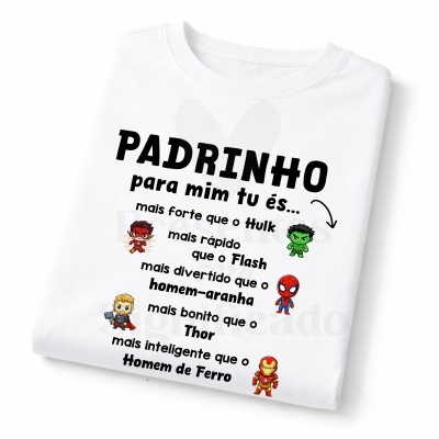 T-shirt branca com texto e ilustrações coloridas de super-heróis