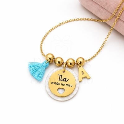 Colar dourado com pendentes redondos e tassel azul