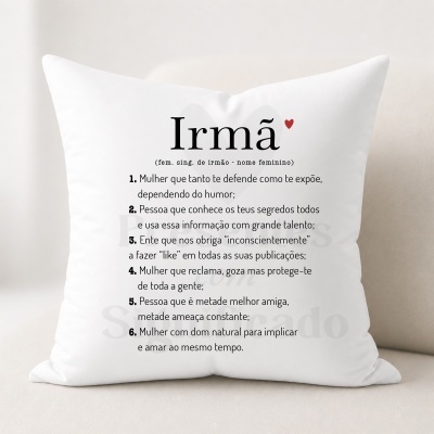 Almofada branca com texto em português sobre o significado da palavra Irmã e um coração vermelho.