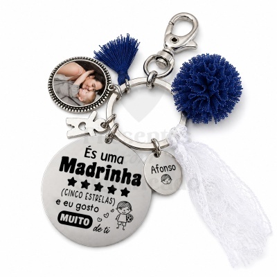 Porta-chaves metálico prateado com medalha personalizada e acessórios coloridos